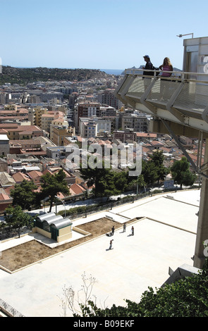 Touristen, die gerade Skateboarder in einem Park mit Blick auf Cagliari, Sardinien. Stockfoto