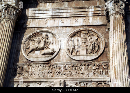 Rom Italien Detail der Carving über eine der kleineren Seite Bögen Triumphbogen des Konstantin Stockfoto