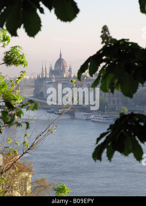 BUDAPEST, UNGARN. Dawn Blick über die Donau in Richtung der ungarischen Parlamentsgebäude von Cittadella. Stockfoto
