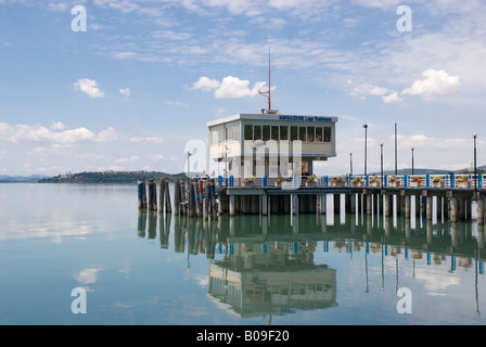 Der Bootsanleger in Passignano Sul Trasimeno am Trasimeno-See in der Unbria Region von Italien. Das Boot von hier nimmt Touristen nach Tuoro Sul Trasimeno und Isola Maggiore. Stockfoto