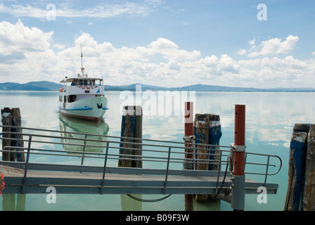 Der Bootsanleger in Passignano Sul Trasimeno am Trasimeno-See in der Unbria Region von Italien. Das Boot von hier nimmt Touristen nach Tuoro Sul Trasimeno und Isola Maggiore. Stockfoto