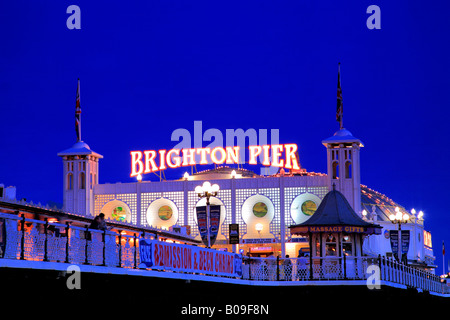 Dramatischen Sonnenuntergang Wolken über Brighton Palace Pier Sussex England Großbritannien UK Stockfoto