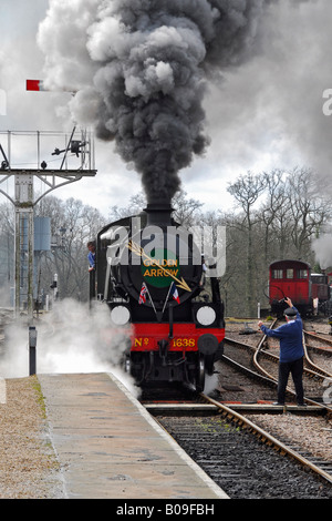 Golden Arrow Dampflok, die an der Station unter Dampf Stockfoto