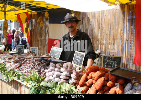 Ein französischer Markt Händler verkaufen kontinentale Würstchen im Stadtzentrum von Buckingham England. Stockfoto