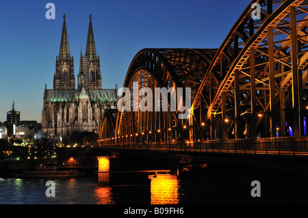 Kölner Dom und Hohenzollernbrücke bei Nacht Stockfoto