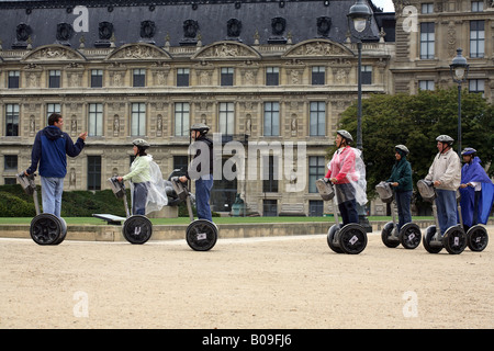 Reisegruppe auf Segway PTs, Paris, Frankreich Stockfoto