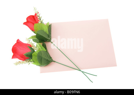 Rote Rosen und Grußkarte Stockfoto