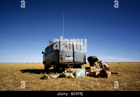 10. Oktober 2006 - einheimischen entladen Gang von ihren russischen gemacht 4WD van in der Gobi Wüste in der äußeren Mongolei. Stockfoto