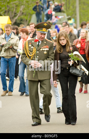 Rote-Armee-Offizier und Freundin am Tag des Sieges, Victory Park, Moskau, Russische Föderation Stockfoto