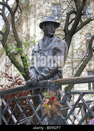 BUDAPEST, UNGARN. Statue von Imre Nagy auf Vertanuk ter (Platz der Märtyrer) in der Nähe des ungarischen Parlaments. Stockfoto