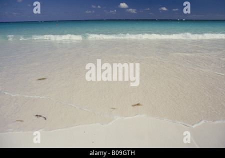 Leere rosa Sandstrand blaue Meer Wellen Familie Inseln Horizon CORAL SANDS HOTEL HARBOUR ISLAND BAHAMAS Stockfoto