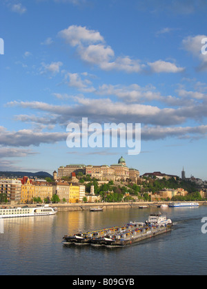 BUDAPEST, UNGARN. Ein am frühen Morgen Blick entlang der Donau in Richtung Stadtteil Varhegy auf der Budaseite der Stadt. 2008. Stockfoto