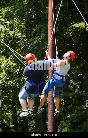 Teenager-Mädchen und jungen, die an Seilen Teambuilding Kurs teilnehmen Mount Saint Francis Indiana Stockfoto