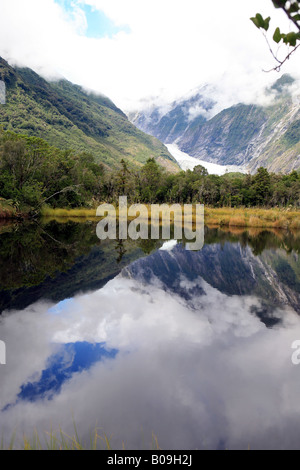 Ansicht von Franz Josef Glacier mit Reflexionen in Peter es pool Stockfoto