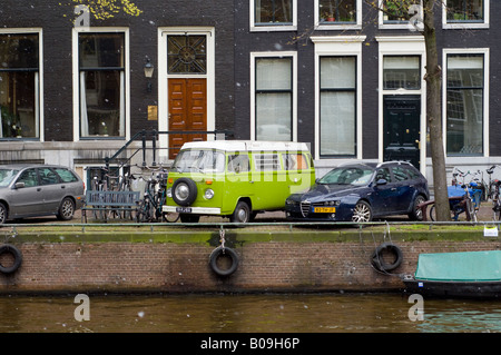 Amsterdam, Canalside Häuser und abgestellte Fahrzeuge auf Herengracht Kanal Stockfoto