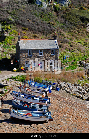 Angelboote/Fischerboote vertäut am Strand von Penberth Bucht, Cornwall, england Stockfoto