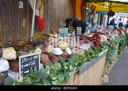 Ein französischer Markt Händler verkaufen kontinentale Würstchen im Stadtzentrum von Buckingham England. Stockfoto