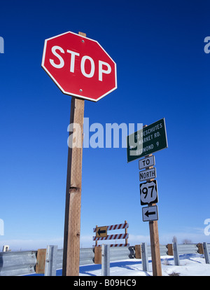 Ein Stop-Schild auf der Autobahn warnt Besucher zu stoppen und nachgeben, Gegenverkehr Stockfoto