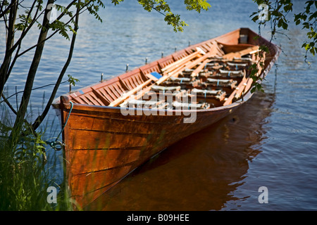 Holz- altmodisch Boot in die traditionelle "Tervasoutu' Event verwendet. Boot Modell ahmt die alten Boote zum Transport tar Barrel Oulu, Finnland Stockfoto