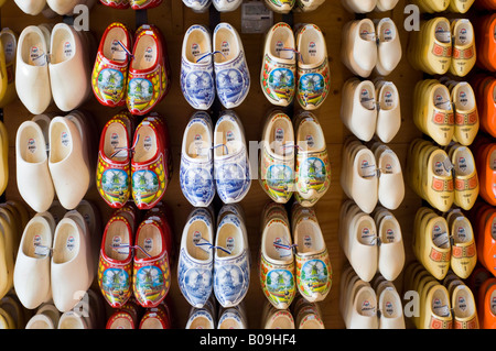 Amsterdam, clogs Schuhe zu verkaufen in einem Souvenirladen in Damrak Straße Stockfoto