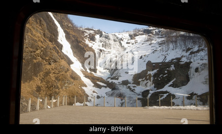 Blick aus dem Zugfenster aus dem Zugfenster auf den dramatisch schönen Schnee bedeckt Blick auf die Berge von Flam railw Stockfoto
