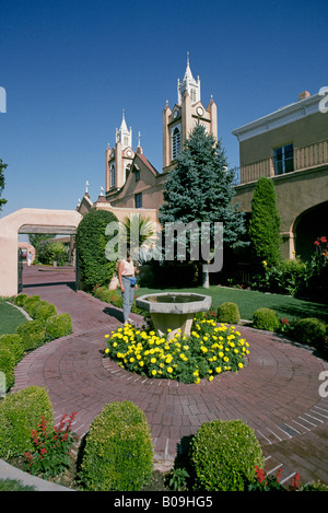 Ein Blick auf die Gärten von San Felipe de Neri katholische Kirche im Abschnitt Old Town von Albuquerque New Mexico Stockfoto