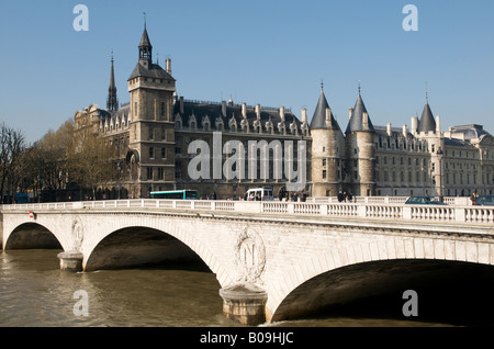 Die Conciergerie und die Pont au Change in Paris Stockfoto