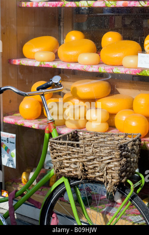 Fahrrad von Käse in einem Schaufenster am Damrak Straße geparkt Stockfoto