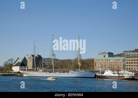 Der Großsegler "Statsraad Lehmkuhl" und Küsten Passagier Schiff "Bruvik" im Hafen von Bergen, Westküste Norwegens Stockfoto