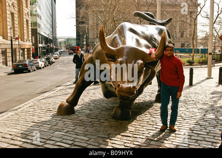 Charging bull Skulptur in der Nähe der Wall Street, New York City, USA Stockfoto