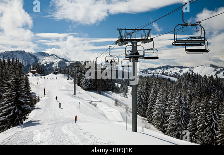 Skirouten und Sesselbahnen am Le Pleney, Morzine, Französische Alpen, Frankreich, EU. Stockfoto