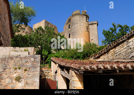 Chateau de Bonaguil Lot et Garonne, Aquitaine, Frankreich. Niedrigen Winkel Ansicht. Stockfoto