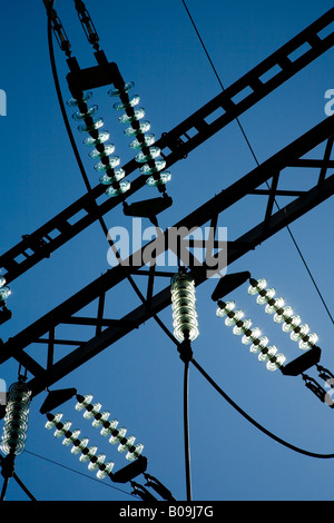 Glasisolatoren an Hochspannungsfreileitungen, Finnland Stockfoto