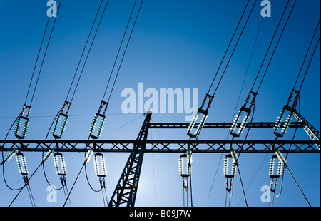 Glasisolatoren an Hochspannungsfreileitungen, Finnland Stockfoto