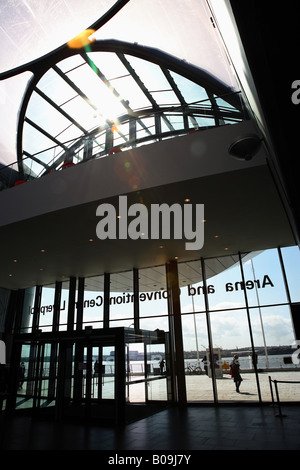 Der Eingang der Arena und Conference Centre Liverpool, Blick aus dem Inneren. Stockfoto