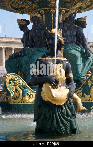 Ein Brunnen auf der Place De La Concorde in Paris Stockfoto