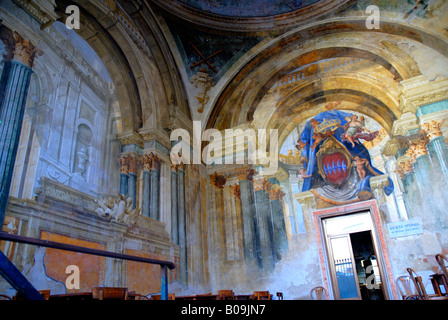 Die Sedile Dominova in Sorrento, Italien. Es ist eine Wandmalerei auf einer ebenen Fläche in einem offenen Pavillon aus dem 14. Jahrhundert Stockfoto