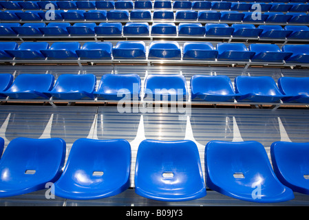 Leere blaue Plastiksitze am Fußballstadionstand, Finnland Stockfoto