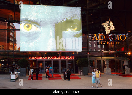 Touristen auf dem Marlene-Dietrich-Platz, Berlin, Deutschland Stockfoto