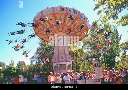 Eine künstlerische Interpretation der Freizeit Bewegungsaufnahme von Fahrern wird schwang in der Luft bei einem örtlichen Vergnügungspark in Utah, USA. Stockfoto