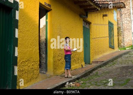 Kind auf der Straße in La Candelaria, Bogota, Kolumbien Stockfoto