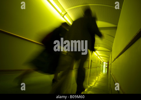 Menschen zu Fuß durch einen langen Flur Stockfoto