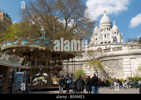 Basilika Sacré Cœur in Paris mit Karussell. Stockfoto