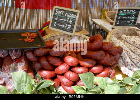 Weiche Chorizo spanische Wurst auf den Verkauf von einem französischen Markt Händler in Buckingham UK. Stockfoto