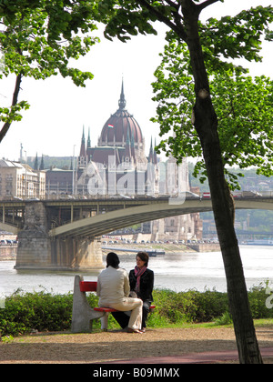 BUDAPEST, UNGARN. Blick auf die Donau und das ungarische Parlament von Margit Sziget (Margareteninsel). Stockfoto