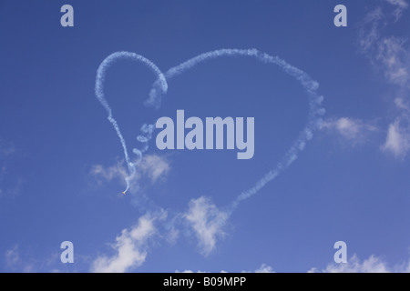 Flugzeug malen ein Herz in den Himmel auf der internationalen Luft-und Raumfahrt-Ausstellung, Berlin, Deutschland Stockfoto