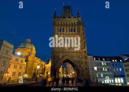 Horizontalen Weitwinkel von der gotischen Altstädter Brückenturm Staroměstská Mostecka Vez nachts beleuchtet. Stockfoto