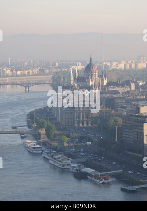 BUDAPEST, UNGARN. Morgendämmerung Blick über die Donau in Richtung der ungarischen Parlamentsgebäude von Cittadella. Stockfoto