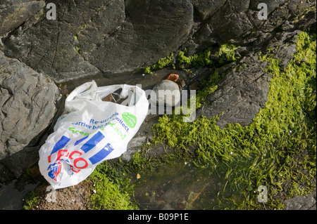 Ein Tesco Supermarkt Plastiktüte verworfen im Meer vor Oban Scotland UK Stockfoto