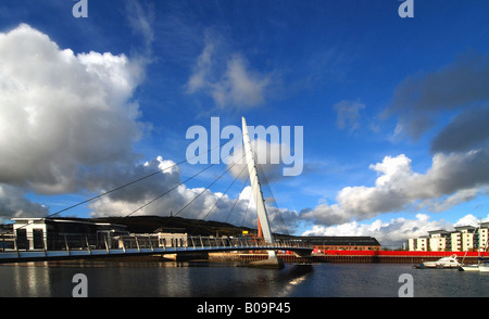 Dies ist ein Foto der neuen Segel-Brücke an der Swansea Marina oder Seeviertel, wie es jetzt bekannt geworden ist. Full-colour Stockfoto